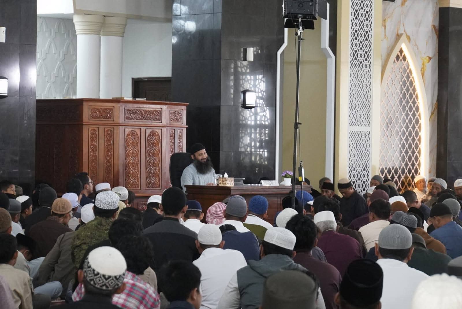 Ustad Syafig Riza saat sampaikan ceramah dihadapan ribuan jamaah.